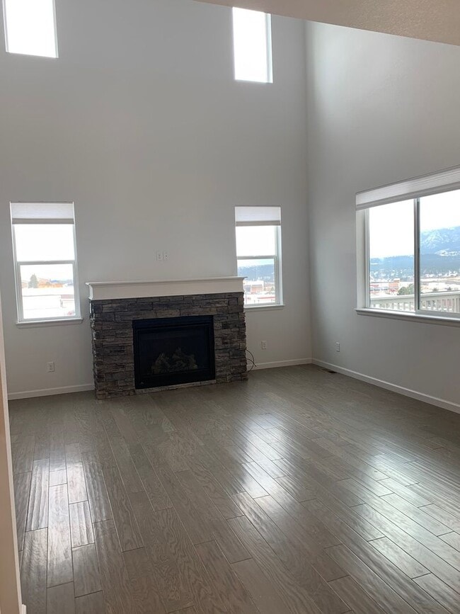 Building Photo - Beautiful Townhome In Monument With Two Ma...