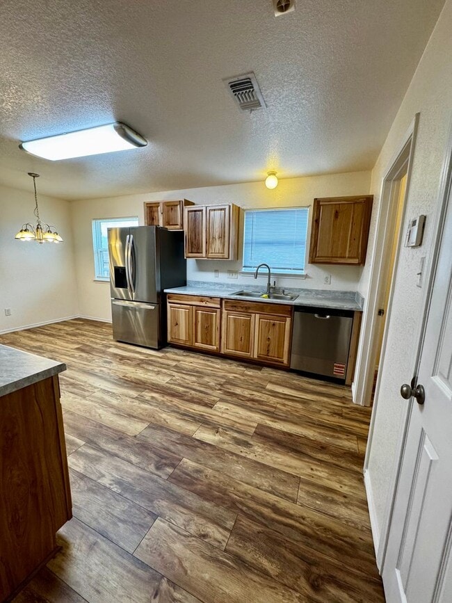 Building Photo - Spacious 4 Bedroom 2 Bath