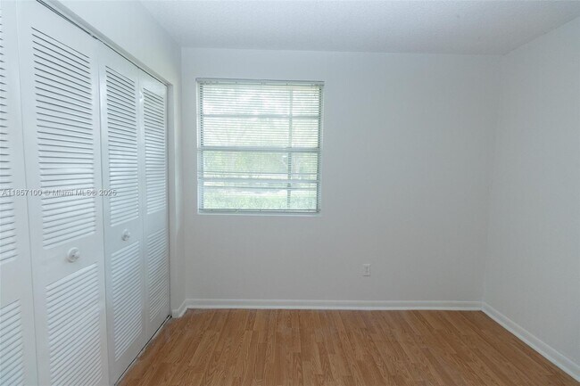 Building Photo - 1237 SW 46th Ave