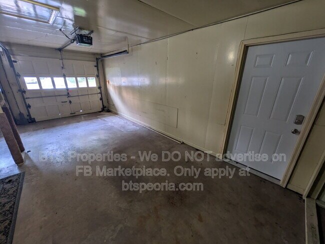 Building Photo - 622 W Laclaire Ln