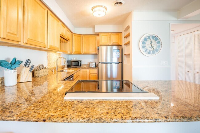 Building Photo - PERFECT OCEANFRONT WINTER WORK-FROM-HOME GETAWAY