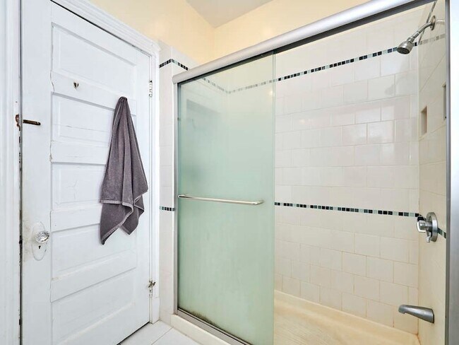 Building Photo - 48 Wordsworth St