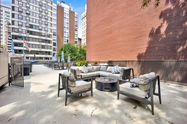 Building Photo - 200 E Delaware Pl