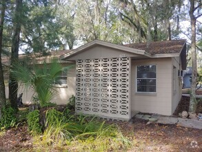 Building Photo - 2/1 Duplex Conveniently Located Just Off W...