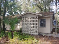 Building Photo - 2/1 Duplex Conveniently Located Just Off W...