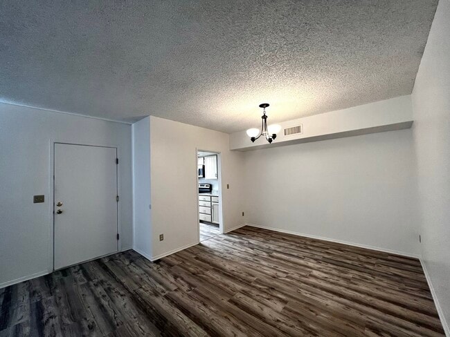 Building Photo - 2024 S Birdie Cir
