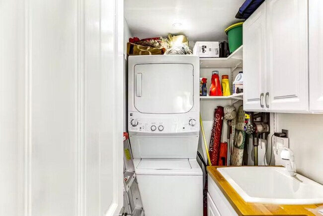 Building Photo - 629 Elizabeth St