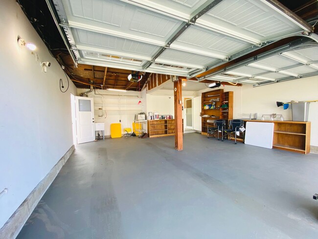 Building Photo - Modern Elegance in North Clairemont! Updat...
