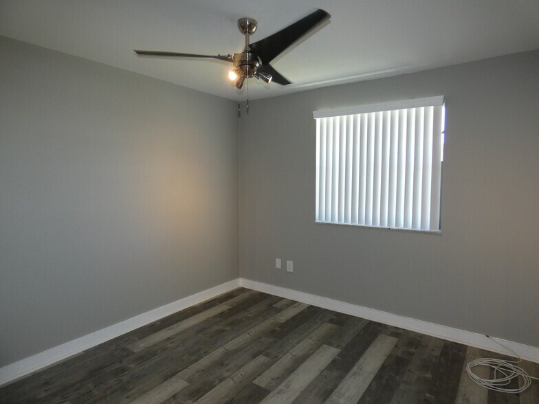 Building Photo - 14212 NE 4th Ave