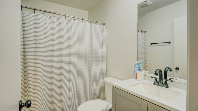 Building Photo - 2 Bdrm / 1.5 Bath Townhouse in Johnson Cit...