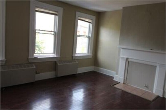 Building Photo - Beautiful Townhome on Quiet Street in the ...