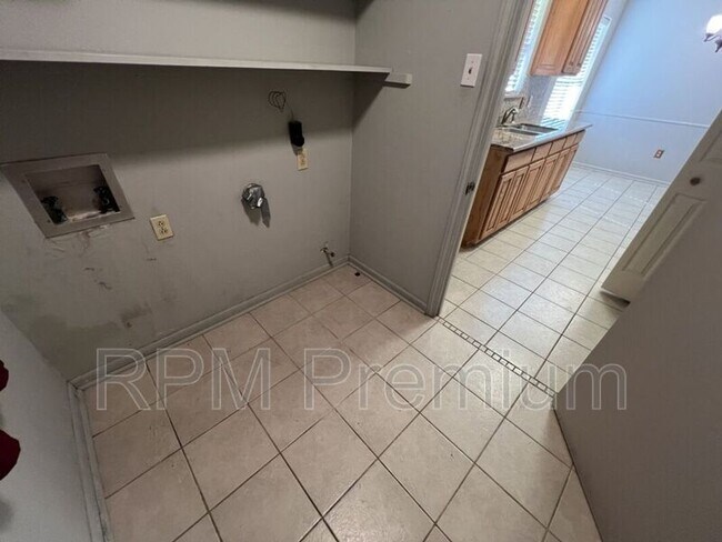 Building Photo - 8823 Cefalu Dr