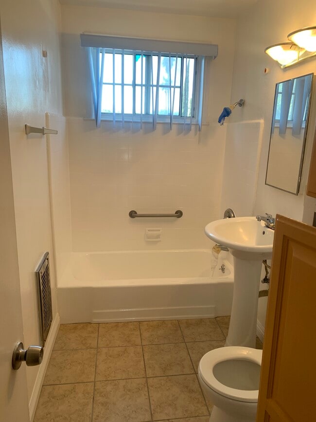 Bath room - 14720 Strathern St