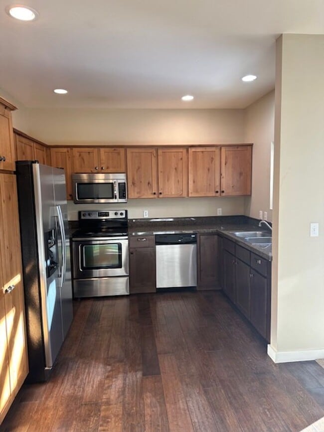 Building Photo - Townhouse