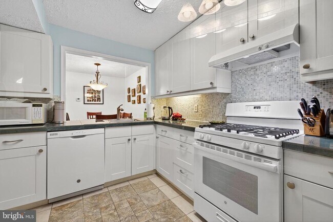 Building Photo - 910 Windbrooke Dr