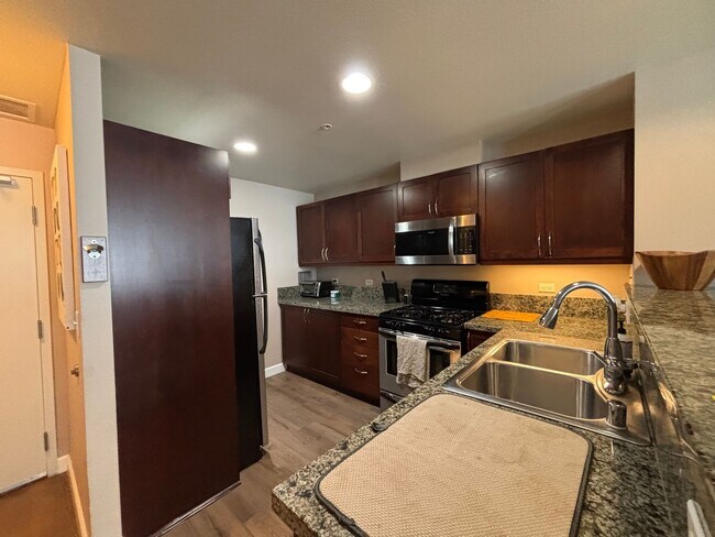 Building Photo - Modern Downtown Condo with Balcony, Pool, ...