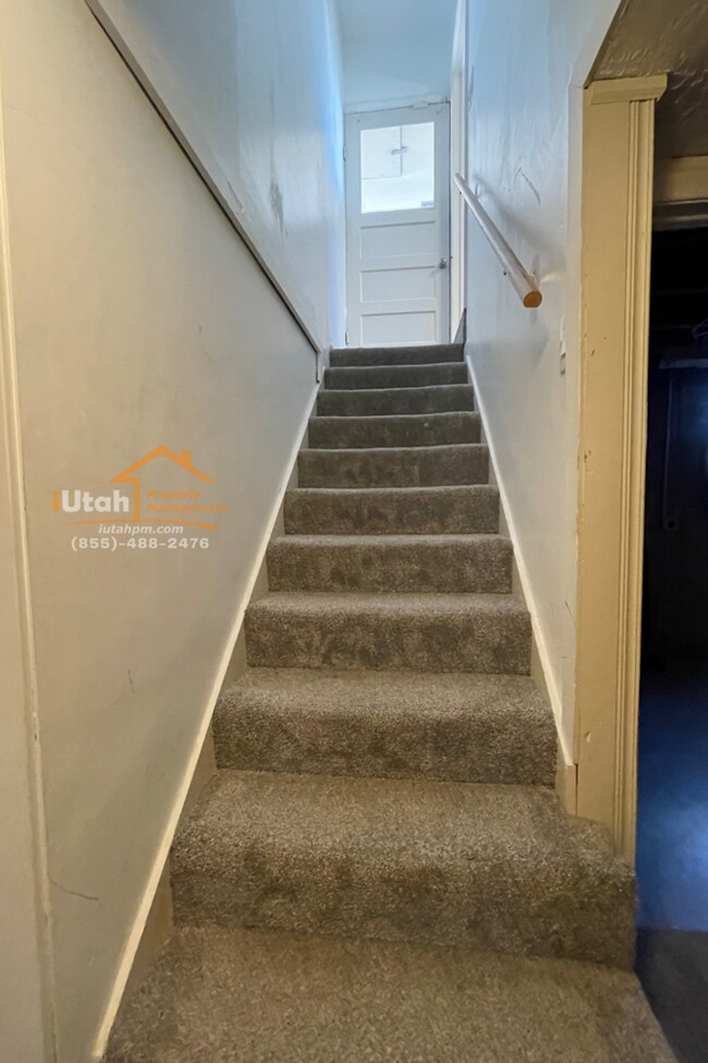 Building Photo - 4 bdrm 2 bth Home