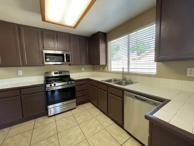 Building Photo - 3590 N Amberwood Ave