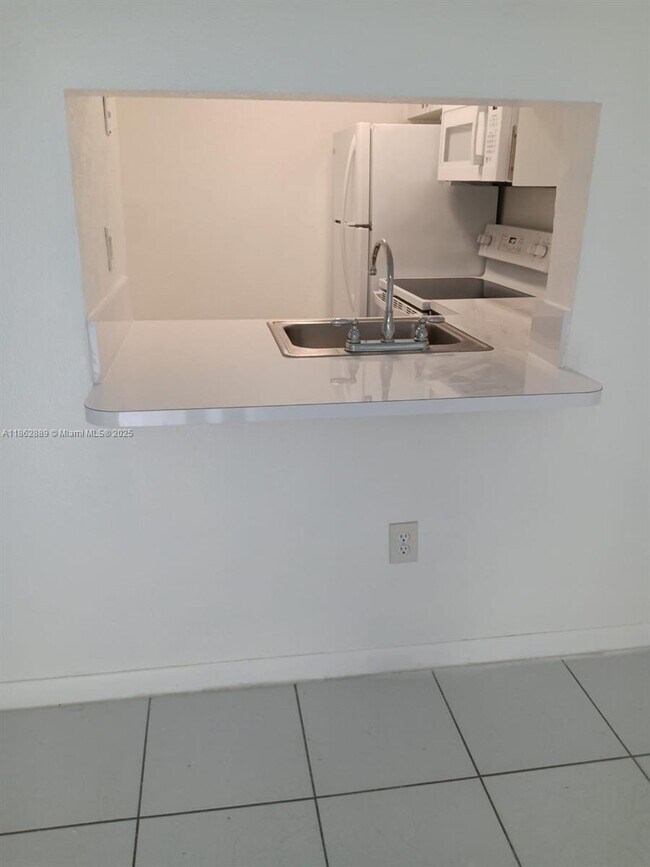 Building Photo - 9310 Fontainebleau Blvd