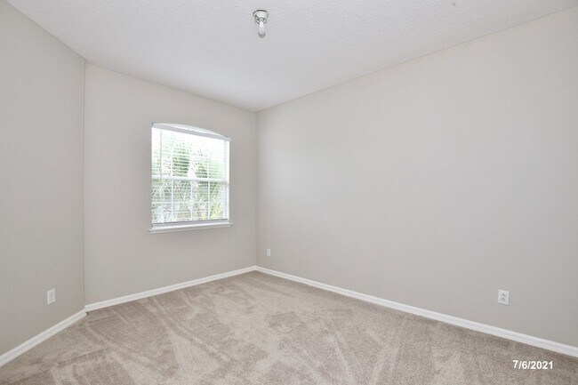 Building Photo - Gorgeous 4/2.5 Home with a 2 Car Garage Lo...