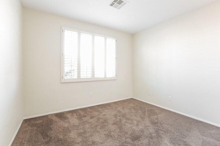 Building Photo - 45 Pangloss St