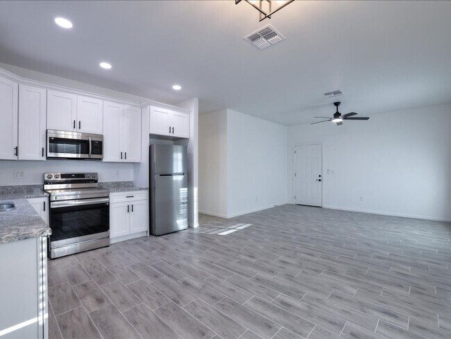 Building Photo - 1603 S Van Buren Ave