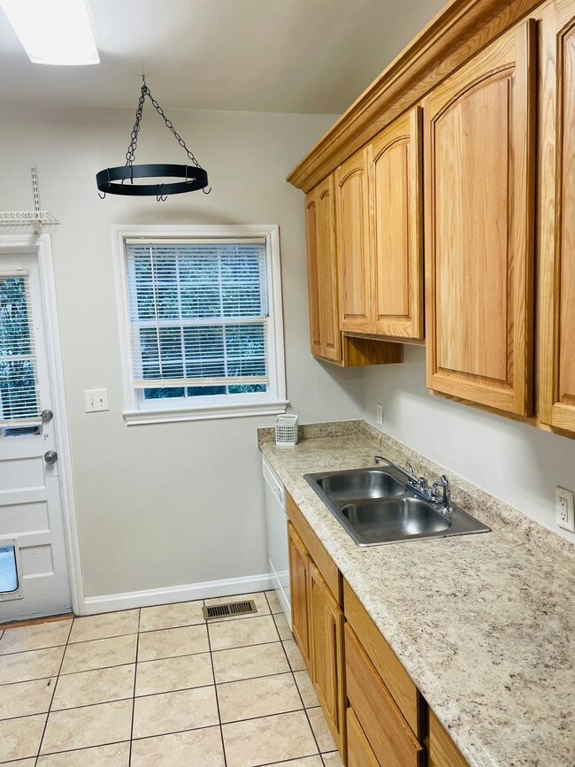 Building Photo - Log cabin style duplex near TMH