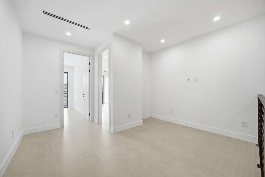 Building Photo - 1319 NE 13th Ave