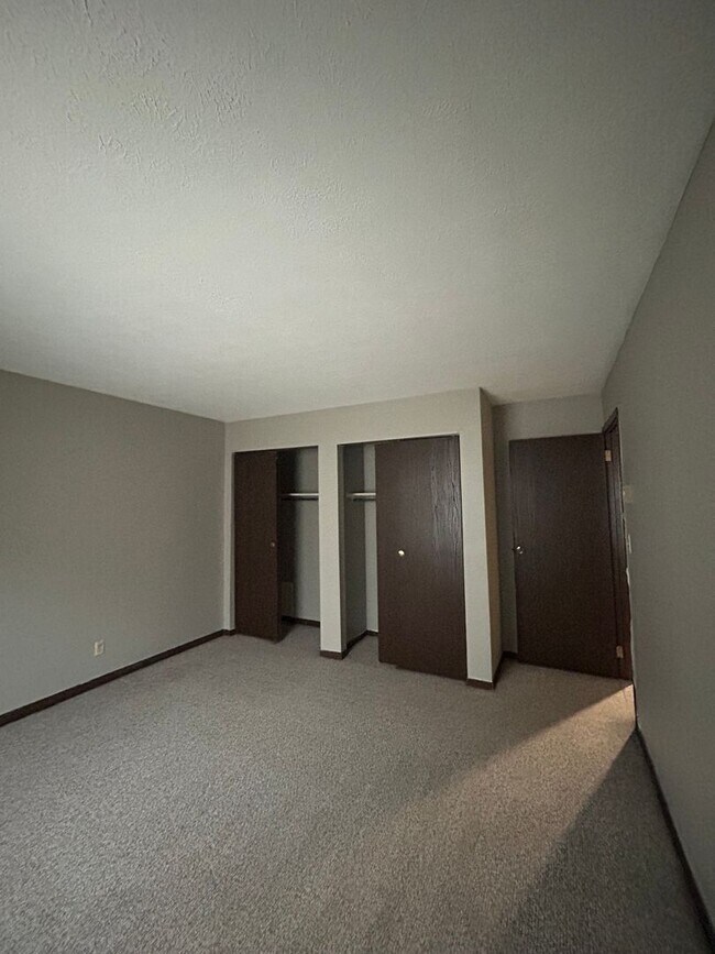 Building Photo - 60 Ironwood Ct