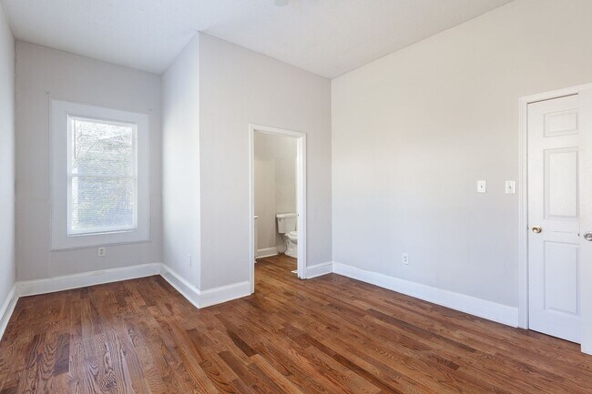 Building Photo - Spacious 3bd/2ba Bungelow w/ Rear Deck and Large Backyard!