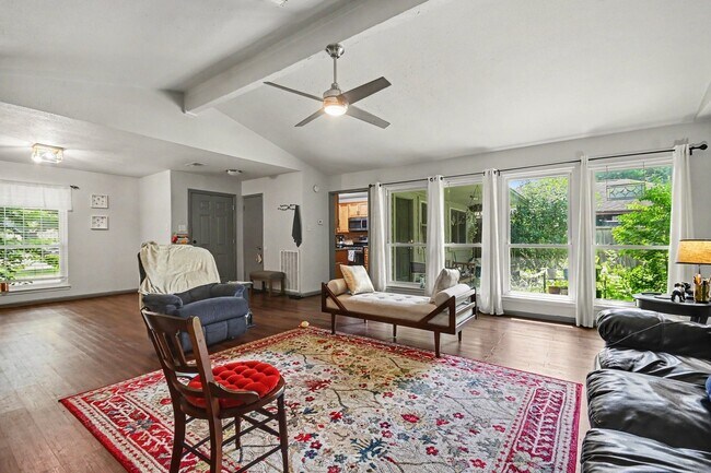 Building Photo - 423 Merriweather St