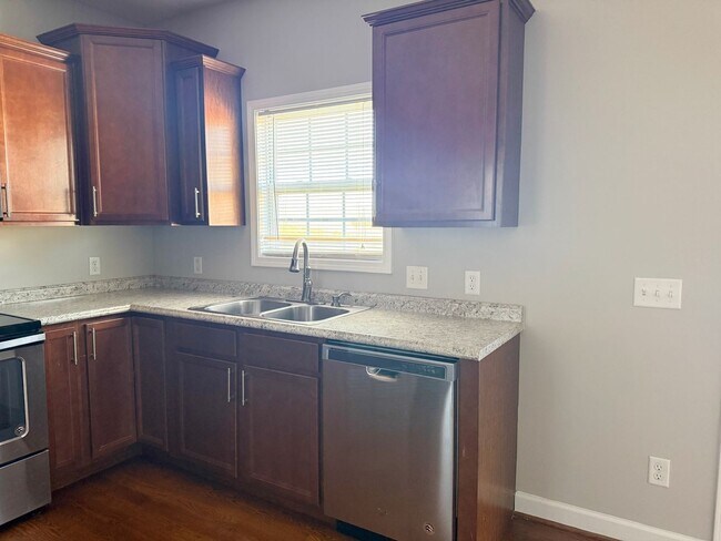 Building Photo - Spacious 4-Bedroom Home with Large Yard and Dual Garages in Cookeville  Property Description