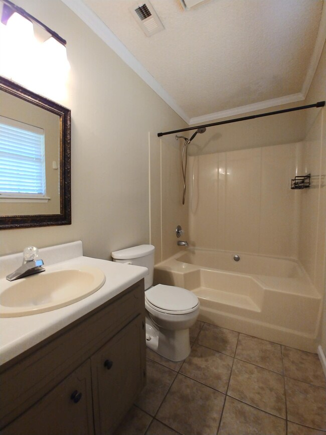 Building Photo - 146 Woodstone Cir