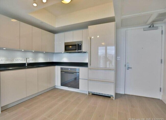 Building Photo - 1010 Brickell Ave