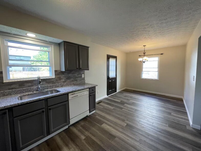 Building Photo - 3824 Longton Dr