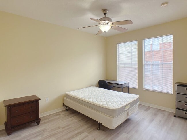 Building Photo - Campus View - Furnished 3 Bedroom, 3 Bathroom Apartment