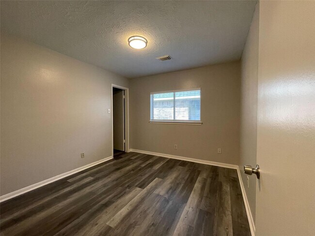 Building Photo - 15631 Pilgrim Hall Dr