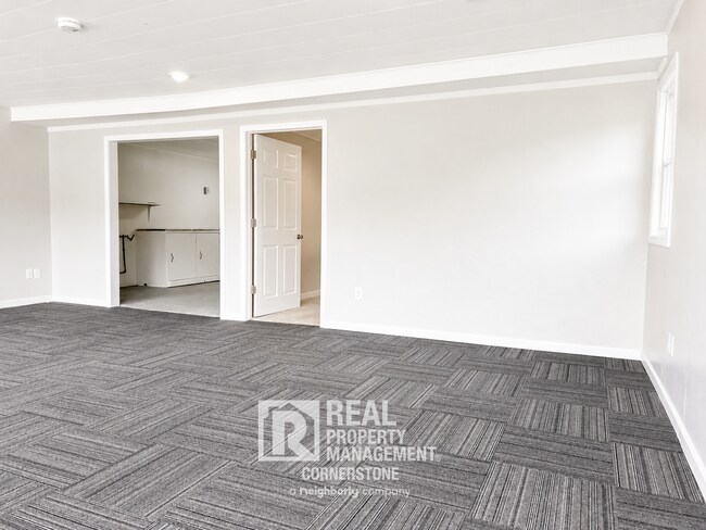 Building Photo - 8620 Portage Rd