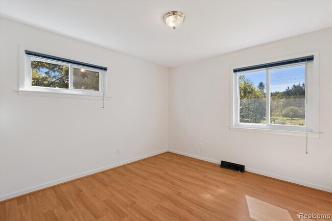 Building Photo - 2860 E Coon Lake Rd