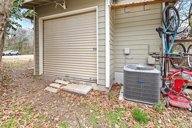 Building Photo - 3503 Vineland Dr