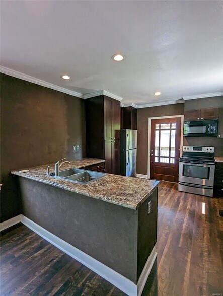 Building Photo - 101 Oak Forest Dr