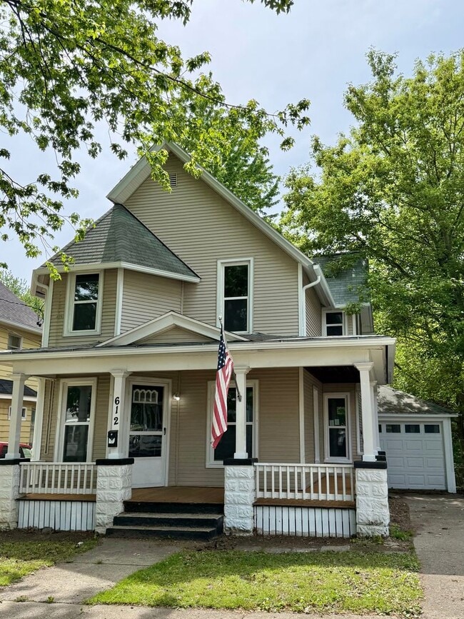 Building Photo - 612 Third St.