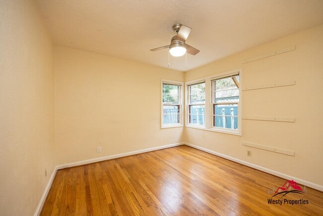 Building Photo - 3205 NE Davis St