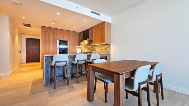 Building Photo - Victoria Place Furnished 1bdrm/1ba/1pkg