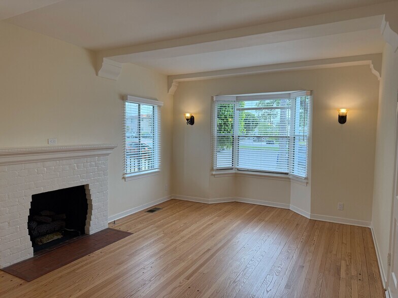 Building Photo - 617 W Glenoaks Blvd