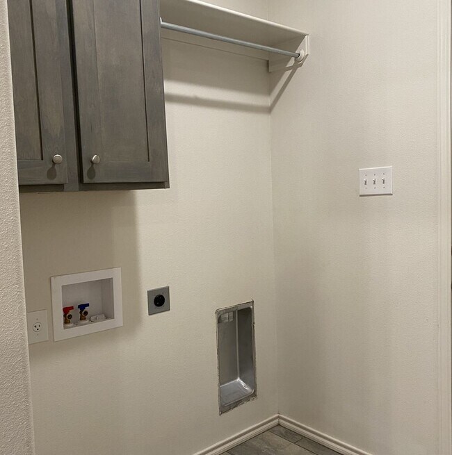Building Photo - **BEAUTIFUL LINCOLN 16 CONDO**