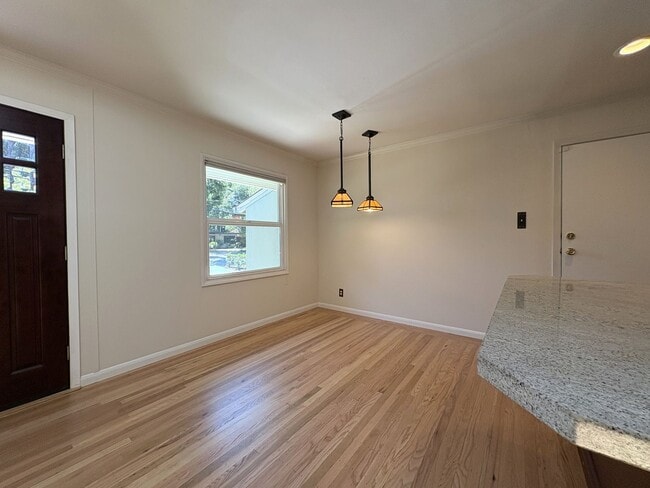 Building Photo - Beautiful 4BD/2BA Menlo Park Home with Lar...