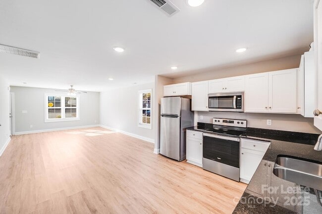 Building Photo - 604 W 8th St