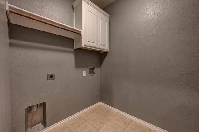 Building Photo - 5755 Skinner Way