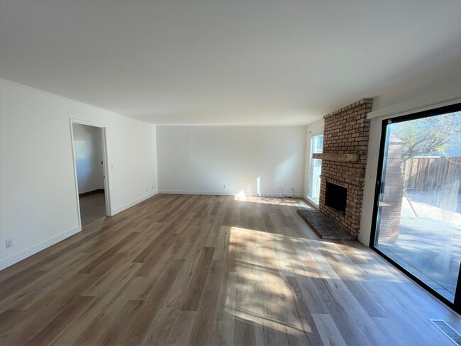 Building Photo - 5 bedroom Pet Friendly remodeled home in P...